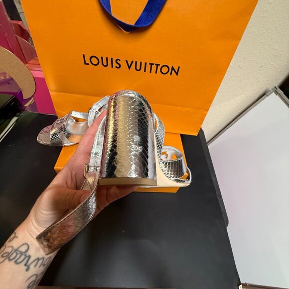 Louis Vuitton Isola Sandals in metallic “Argent” silve - Picture 2 of 7